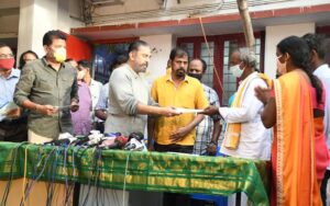 Kamal, Shankar present cheques of Rs 1 crore each to the families of those killed in EVP MIshap